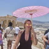 La chaleur n'a pas empêché les touristes de se rendre sur la colline de l'Acropole à Athènes. KEYSTONE/AP/Petros Giannakouris